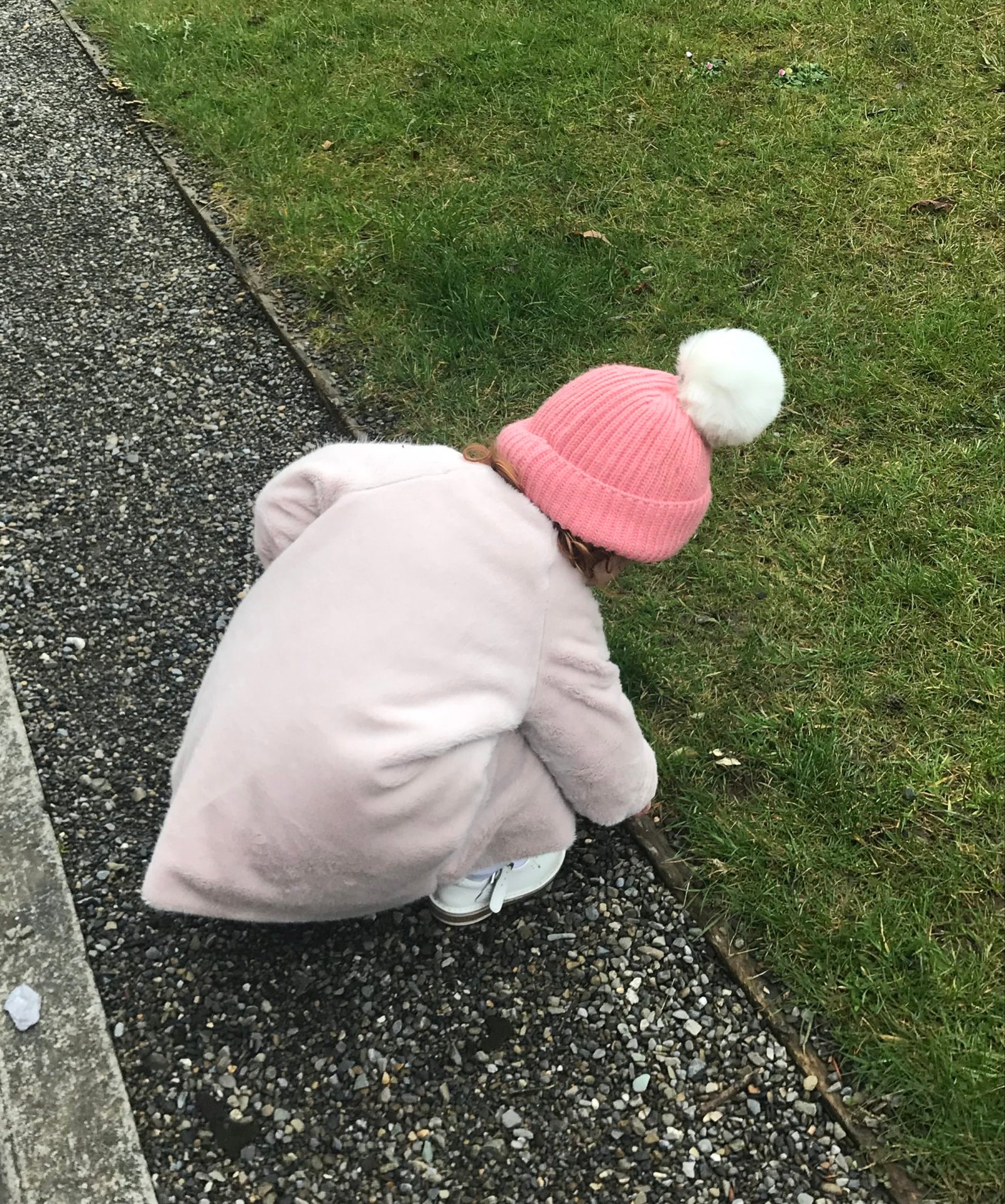 Nature inspire children I am studying Montessori method at the moment and I believe that we should use nature to inspire children, Maria Montessori continually suggested that teachers take the children out into nature, rather than keeping them confined in the classroom.