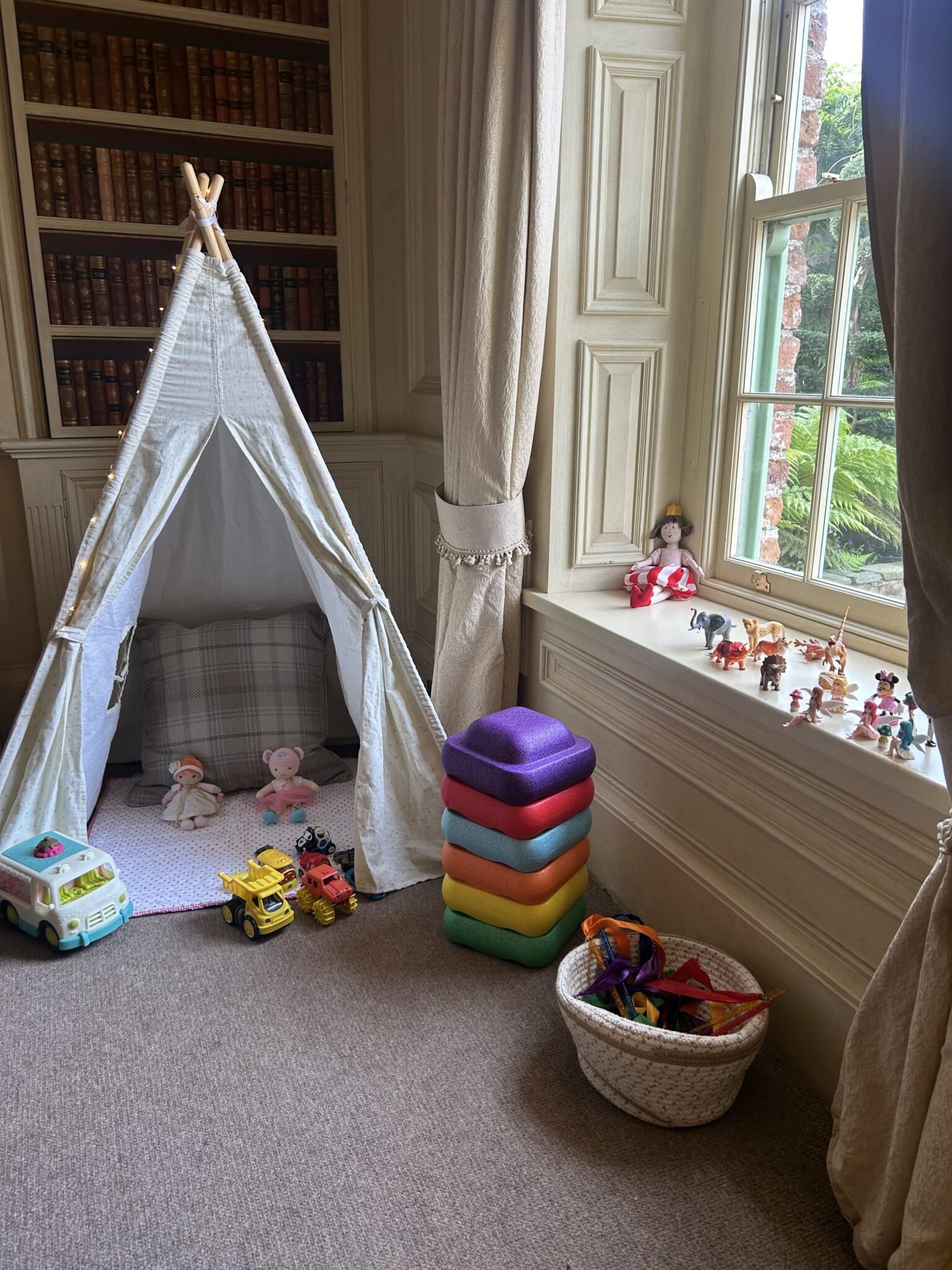 we had recently, providing childcare for 8 amazing children at the wedding of Stephany and Adrian! The stunning Cliff at Lyons cottage setting made it feel like a fairy tale, and we were so happy to be part of it.