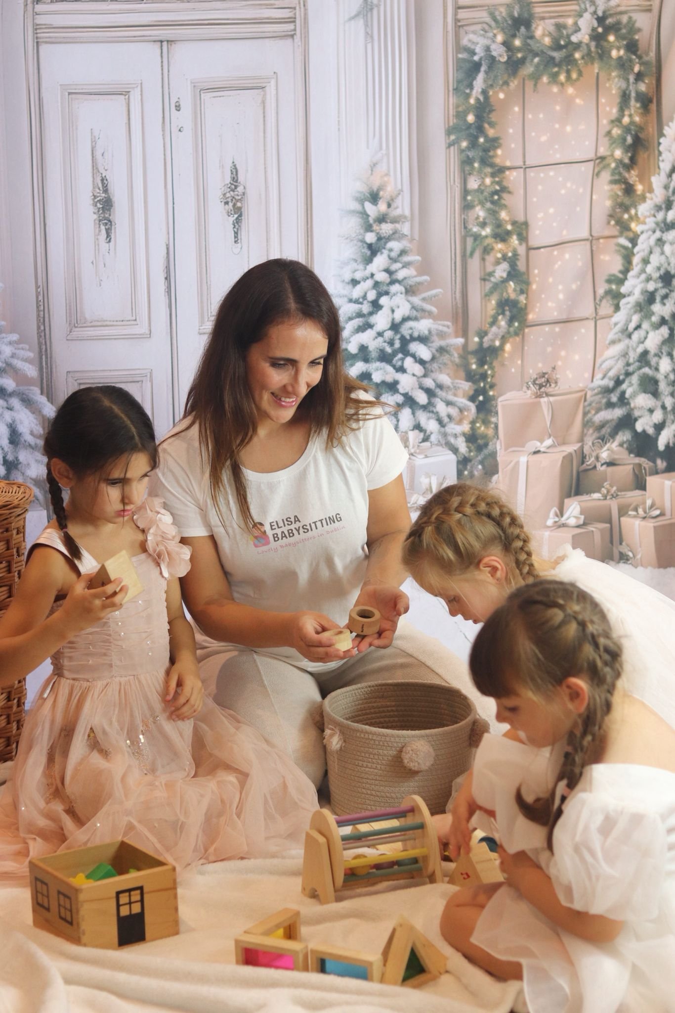 There is something truly enchanting about Christmas weddings. The soft lights, the winter atmosphere, the festive music in the background… everything feels warmer, calmer, and filled with a special kind of magic. And as a wedding nanny, I get to witness that magic up close—through the eyes of the little ones I care for.